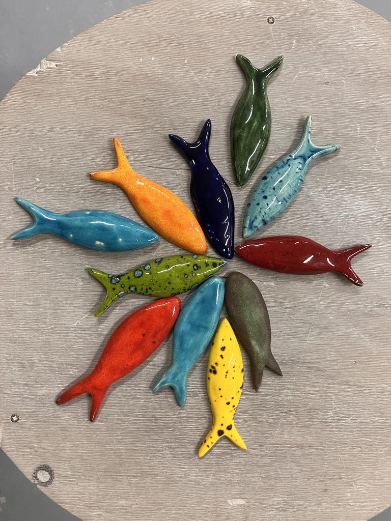 Plusieurs poissons réalisés en poterie